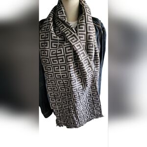 EUC GIVENCHY 💯 % WOOL SCARF